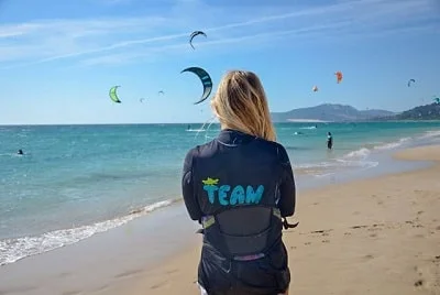 cursos de kitesurf bien organizados en Tarifa