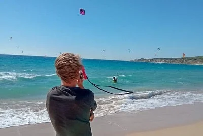 clases de kitesurf con radio cascos en Tarifa